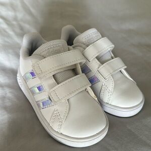 Toddler 5.5 white adidas